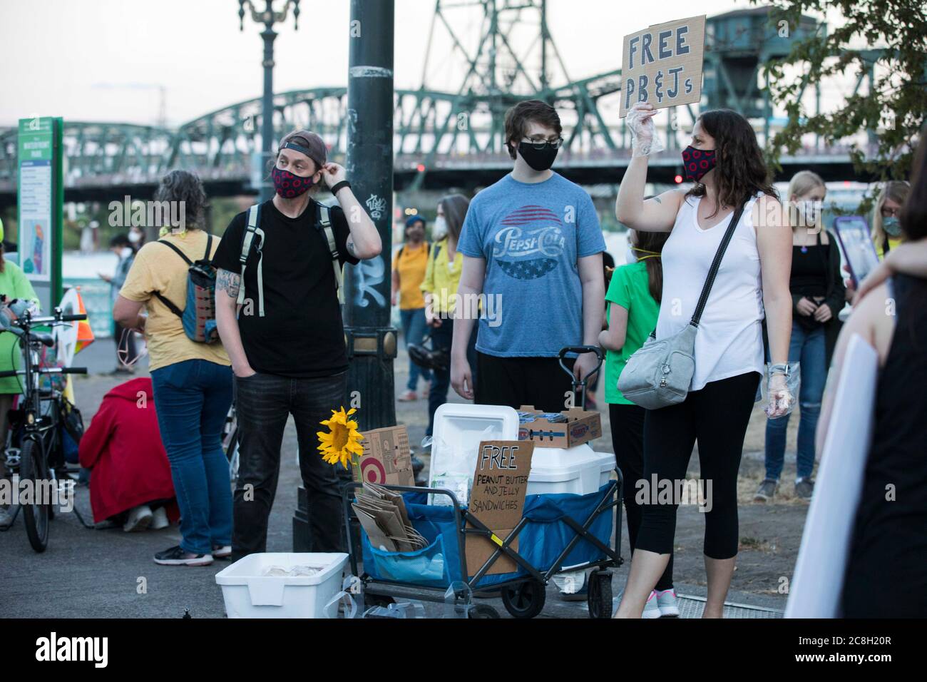 23. Juli 2020, Portland, OREGON, USA: Am Donnerstagabend war es die erste Nacht, in der die Hexen gegen die Weiße Supremacy einen Ausrüstungswechsel in der Innenstadt von Portland, Oregon, organisierten. Erste Hilfsgüter, Nahrung, Wasser, Schilde, Schienbeinschoner, Handschuhe und Atemschutzmasken waren vorhanden. Die Gruppe bietet auch Decken, Schlafsäcke, Schuhe und andere Lieferungen für Hauslose an. Donnerstag Abend war die 57. Nacht der Proteste in Portland, Oregon. Auf diesen Fotos versuchen die Leute Handschuhe und eine Atemschutzmaske. Foto: Katharine Kimball.Titel: Vertragsfotograf.Quelle: Zuma Press.Stadt: Portland.Staat: Oregon.Coun Stockfoto