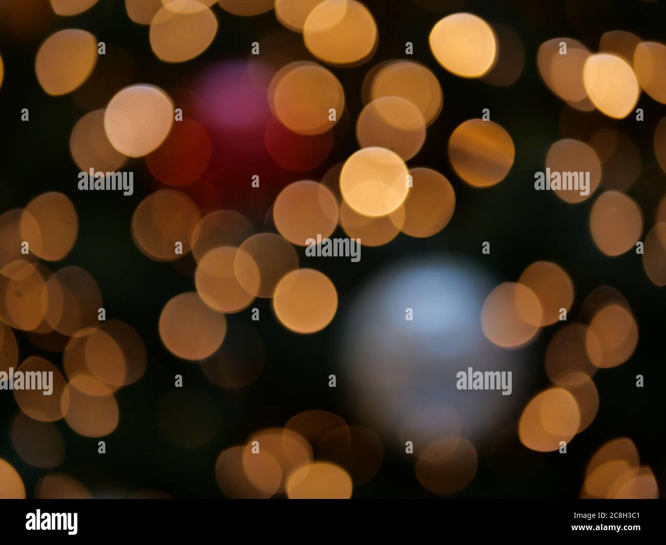 Weihnachtsbokeh von Lichtern und Weihnachtsbaumschmuck, farbig Stockfoto