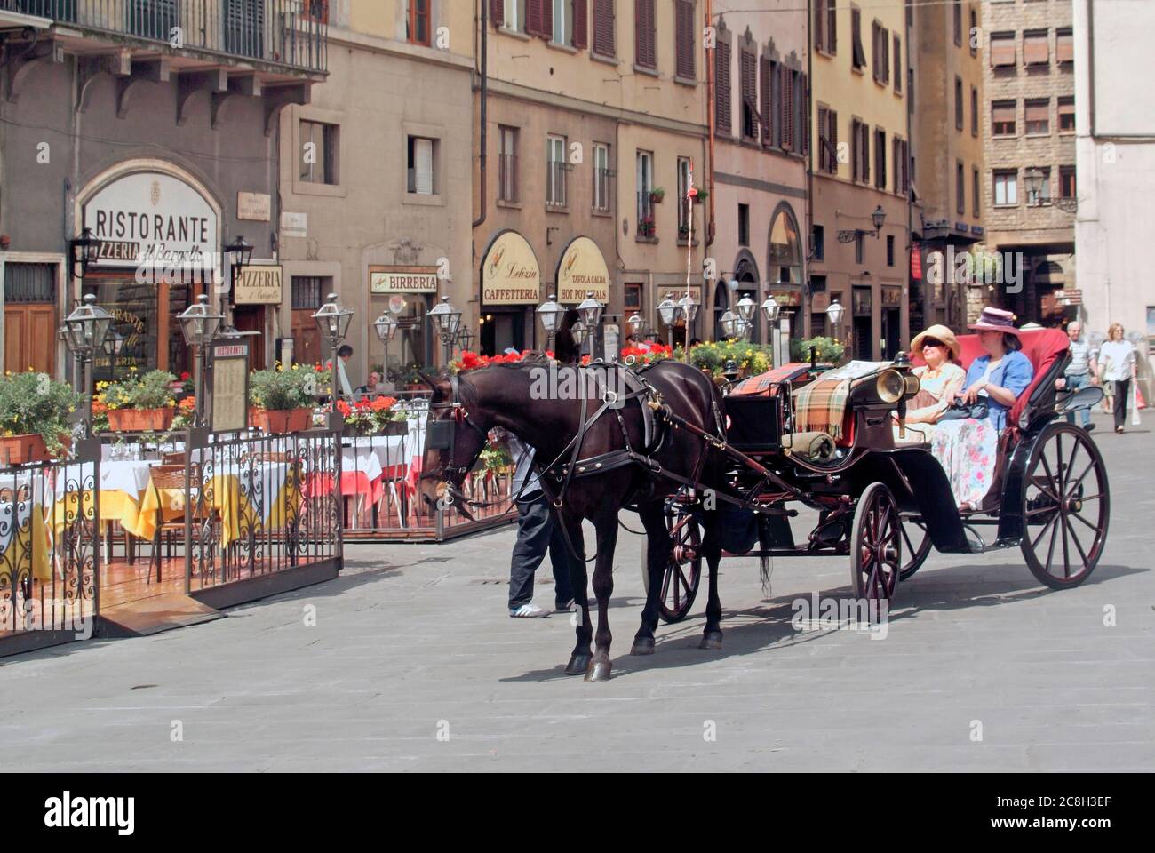 Italienische Pferdekutschen offener Laufwagen zwei Frauen Passagiere am Bürgersteig Bars & Restaurants in Piazza della Signoria Florenz Toskana Italien EU anreisen Stockfoto