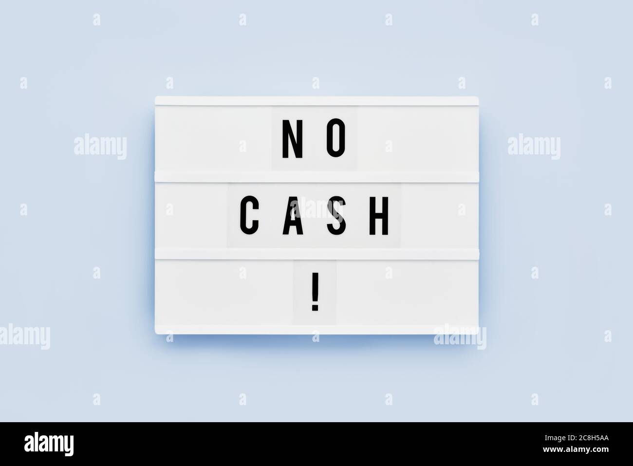 IN einem Leuchtkasten auf blauem Hintergrund WIRD KEIN BARGELD geschrieben. Motivationszitat. Draufsicht, Kopierbereich Stockfoto