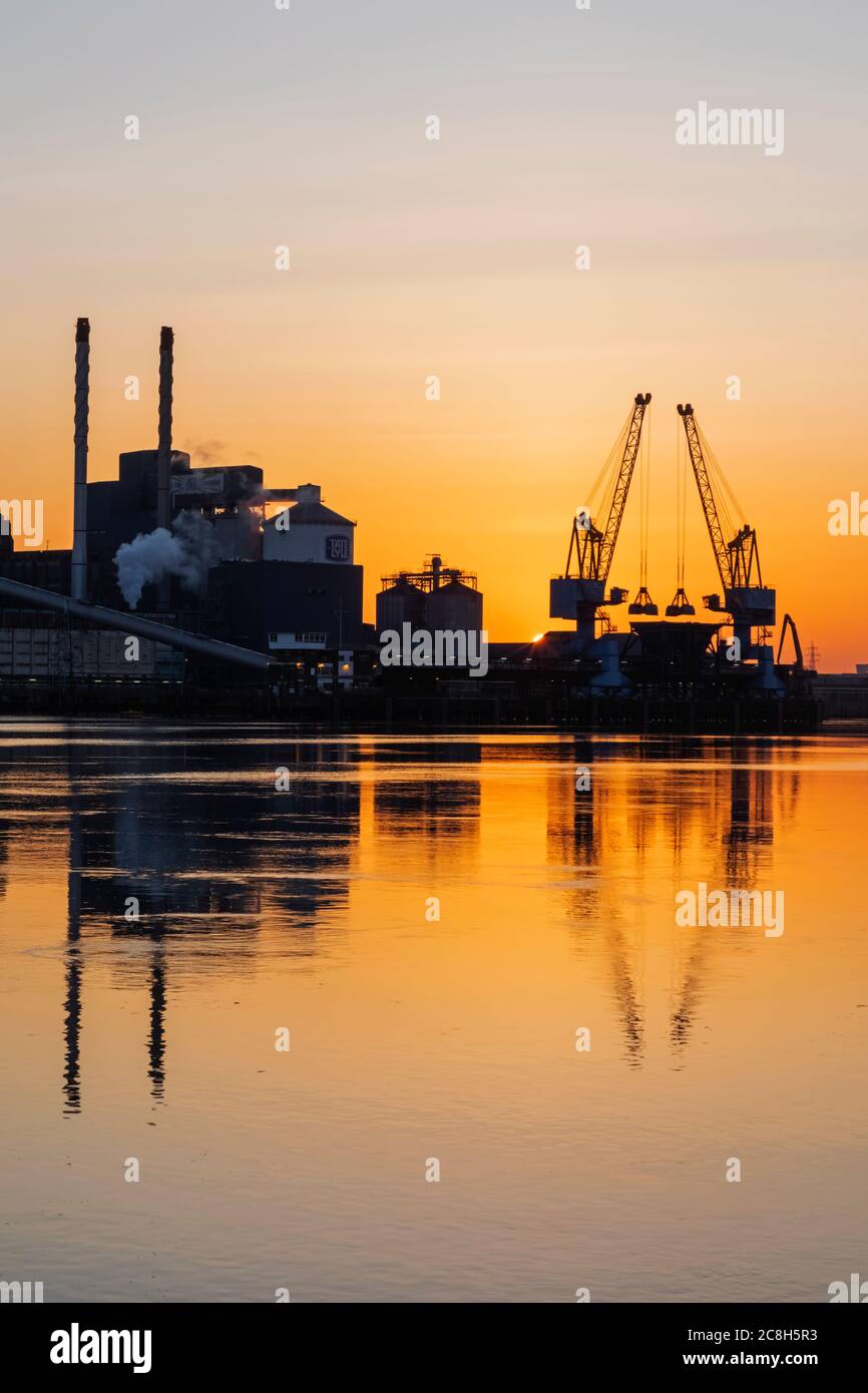 England, London, Docklands, North Woolwich, Royal Docks, Tate and Lyle Sugar Industrial Plant at Dawn Stockfoto