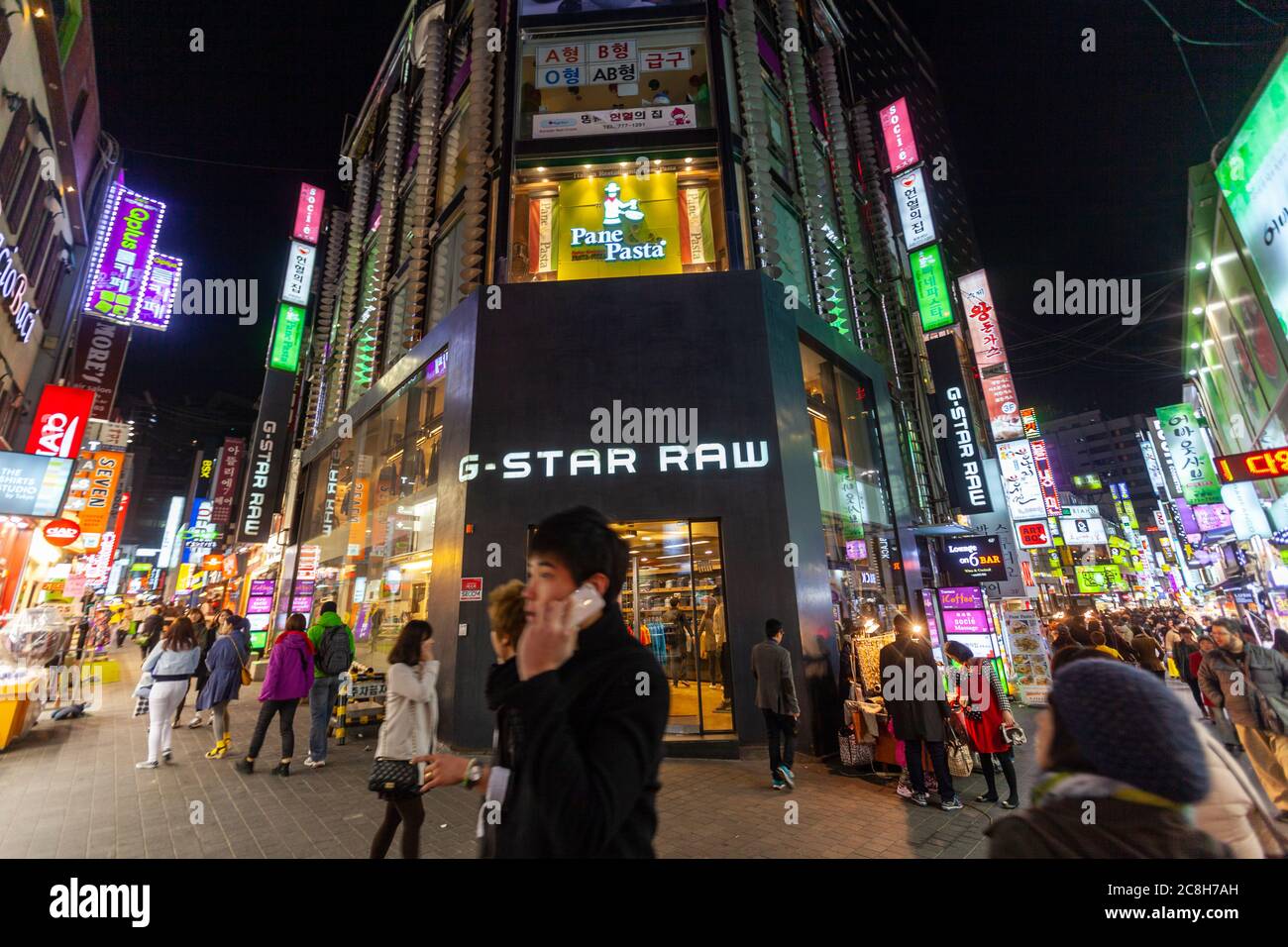 G-Star Raw Shop in Myeongdong 10-gil, Myeongdong -ga, belebte Nacht enge Straße mit Ständen und Geschäften in Jung-gu, Seoul, Südkorea Stockfoto