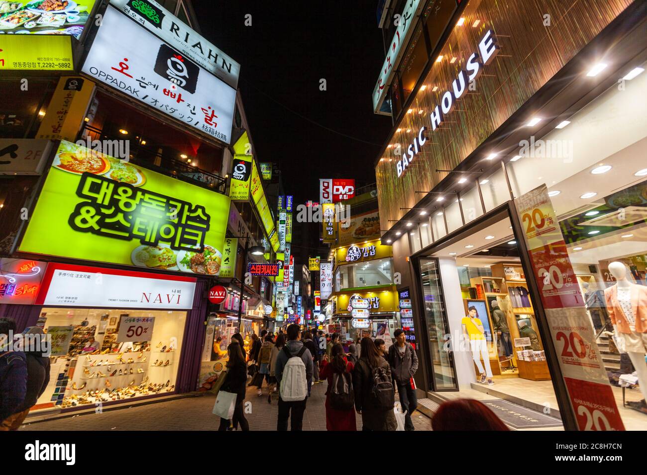 Belebte Nacht schmale Straße mit Ständen und Geschäften in Jung-gu, Seoul, Südkorea Stockfoto