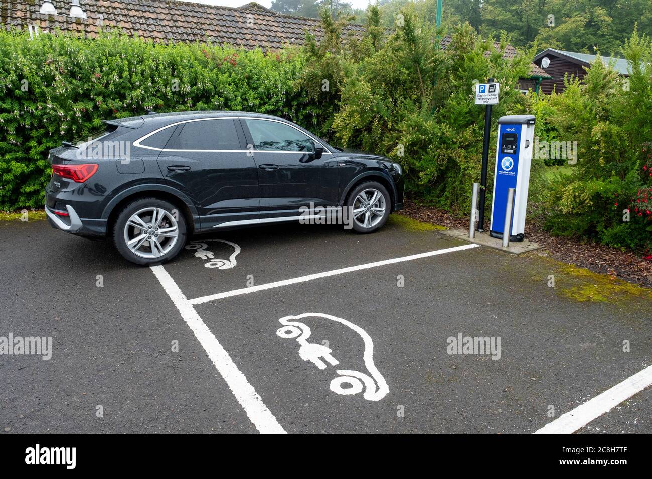 Ladestation Schottland Ladestation für Elektrofahrzeuge, Logan Gardens, Dumfries & Galloway, Schottland. Stockfoto