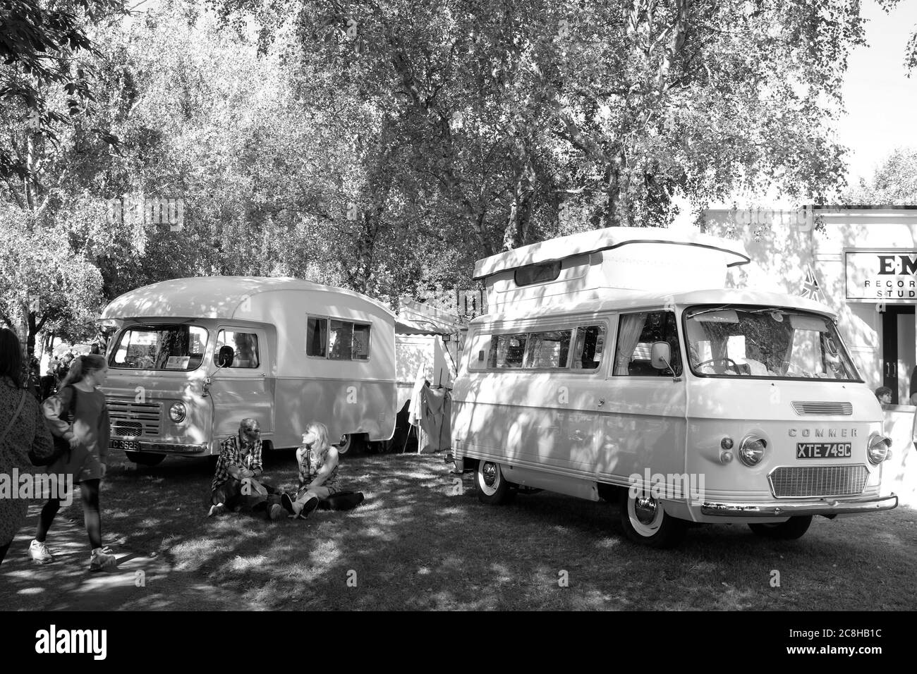 September 2019 - 1960 Campervans auf der Goodwood Revival Stockfoto