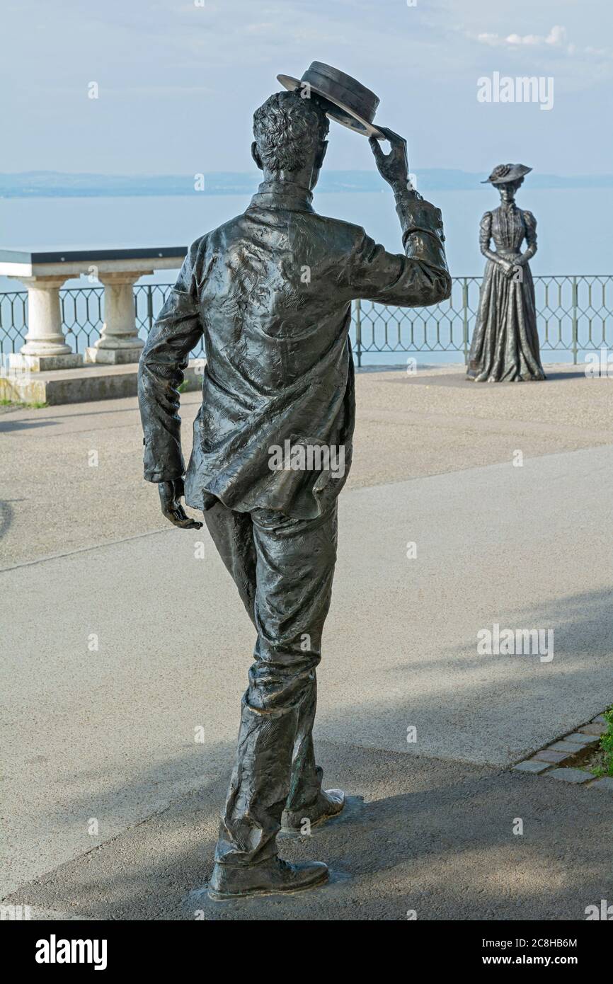 Schweiz, Neuchatel, Quai Osterwald, Statuen, Homme Bourgeoise ein Neuchatel ver 1910, Mann begrüßt Frau in Belle Epoque-Ära Kleid Stockfoto