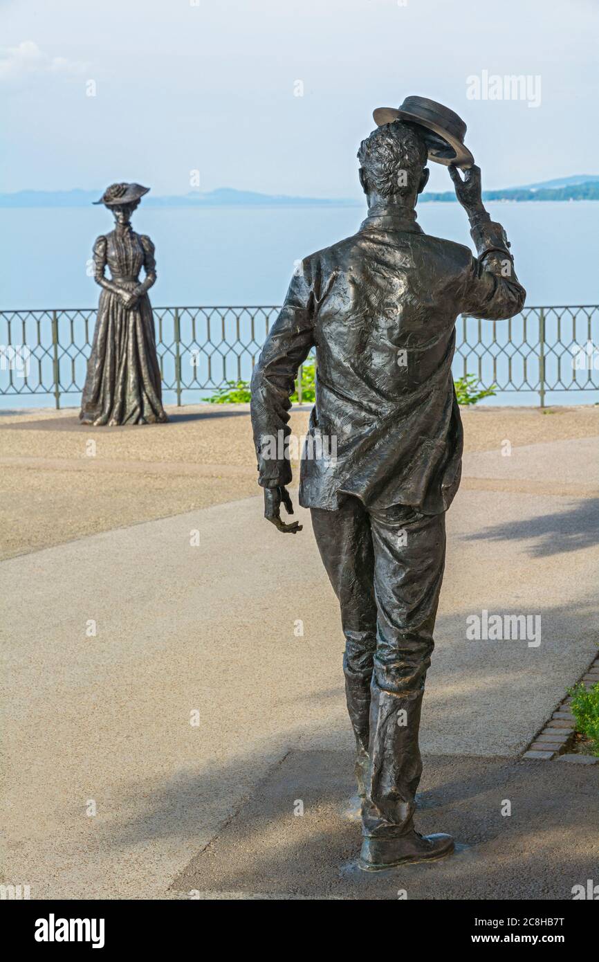 Schweiz, Neuchatel, Quai Osterwald, Statuen, Homme Bourgeoise ein Neuchatel ver 1910, Mann begrüßt Frau in Belle Epoque-Ära Kleid Stockfoto