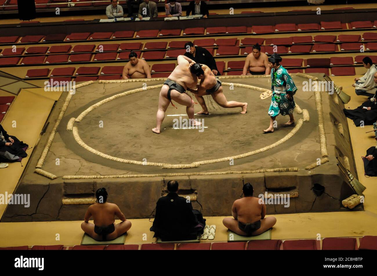 Editorial TOKIO - MAI 2010: Nicht identifizierte Wrestler beim Grand Sumo Turnier in Tokio, Japan am Januar Stockfoto