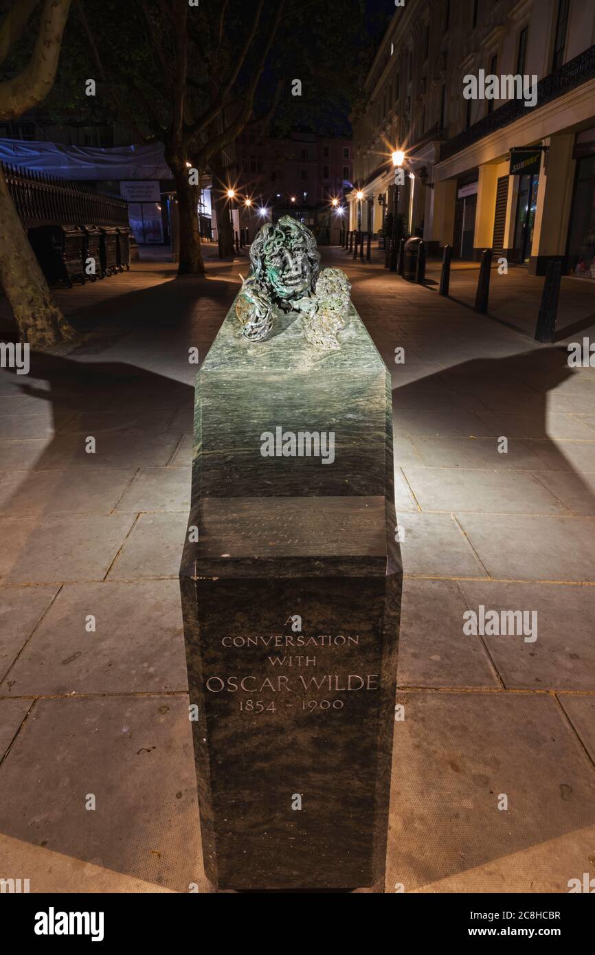 England, London, The Strand, Statue of Oscar Wilde von Maggi Hambling mit dem Titel 'A Conversation with Oscar Wilde' Stockfoto