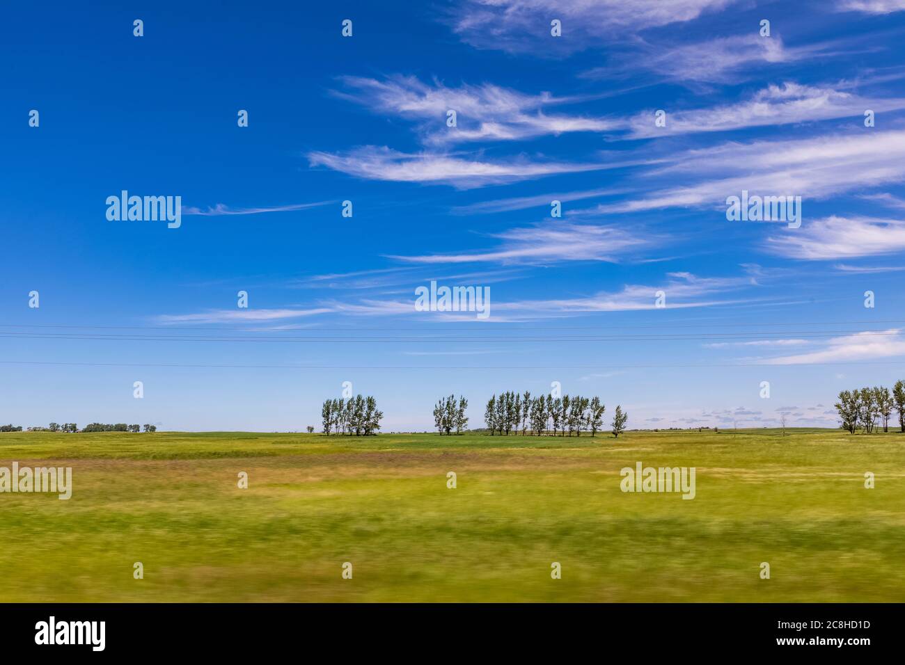 Wolken gegen einen leuchtend blauen Himmel über der Prärie von North Dakota, USA Stockfoto