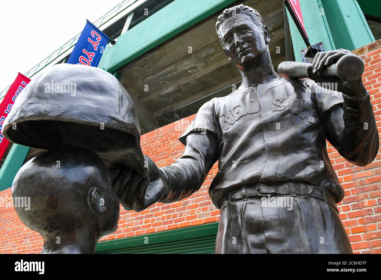 23. Juli 2020: Allgemeine Ansicht einer Statue zu Ehren Ted Williams, außerhalb des Fenway Park, am Donnerstag, 23. Juli 2020 in Boston, Massachusetts. Die Saison 2020 wurde wegen der COVID-19-Pandemie seit März verschoben. Rich Barnes/CSM Stockfoto