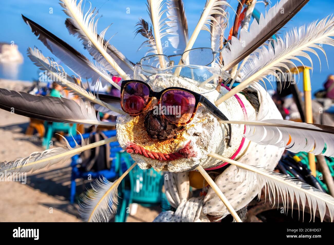 Lustige Figur aus Federn für gefundene Gläser am Strand im Fischerdorf Vitt bei Cap Arkona verwendet Stockfoto