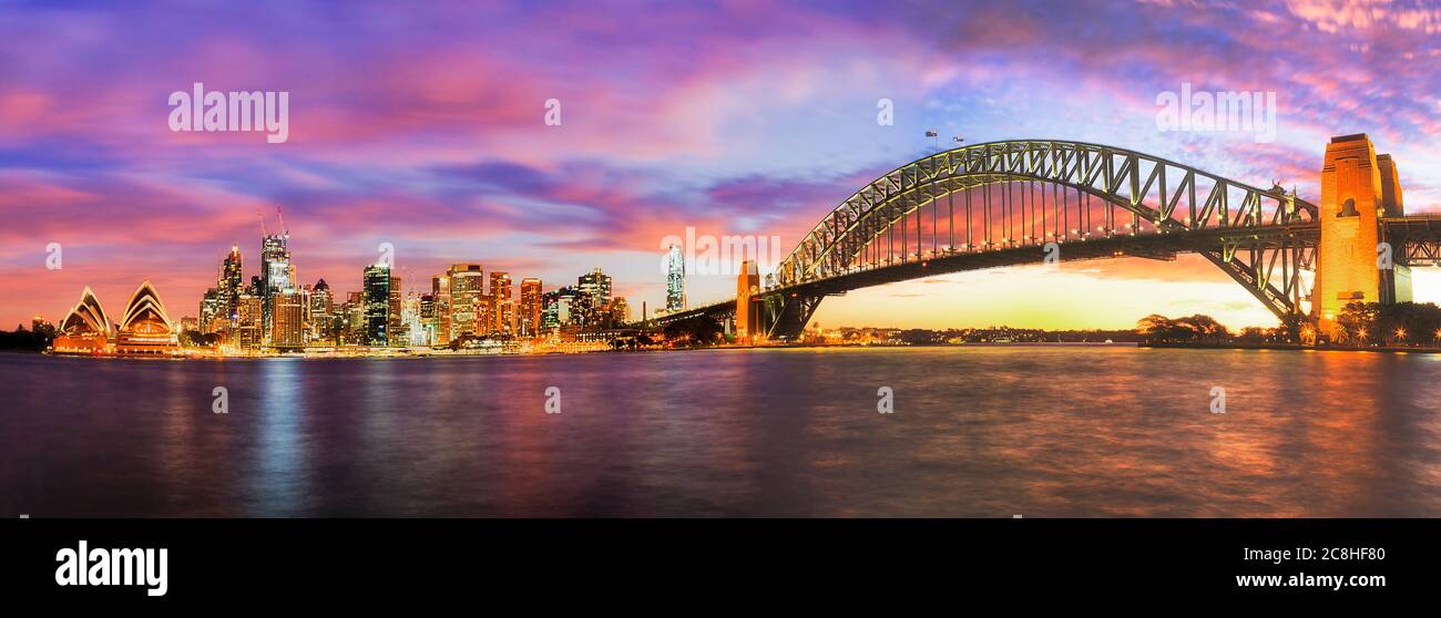 Heller, farbenfroher Sonnenuntergang über den Wahrzeichen von Sydney, CBD, mit Hafenbrücke. Stockfoto