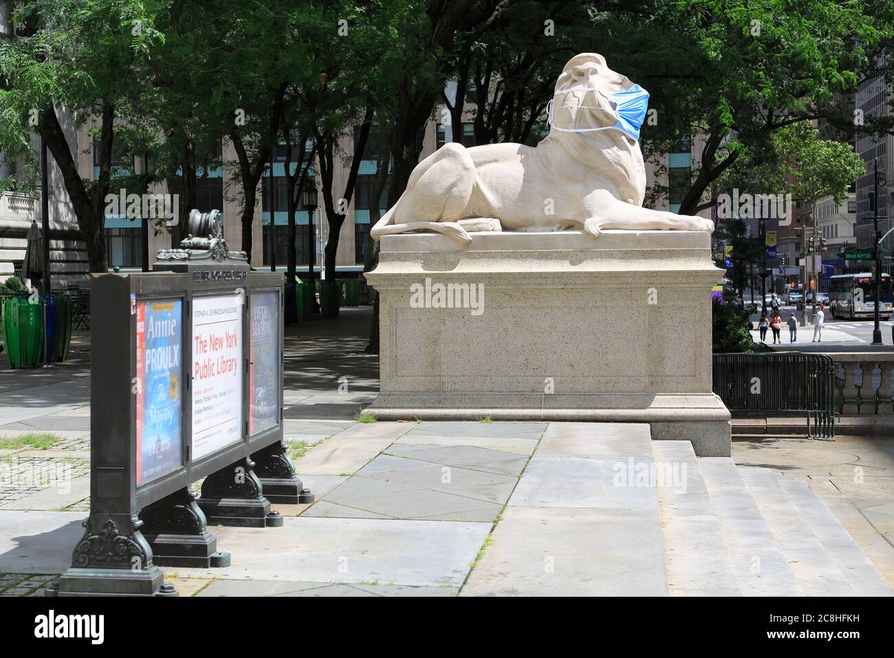 Geduld, Und Fortitude die Marmorlöwenstatuen, die den Hauptzweig der New York Public Library bewachen, das Stephen A. Schwarzman Gebäude an der 5th Avenue und 42nd Street, tragen blaue Gesichtsmasken, um New Yorkern während der Coronavirus, Covid-19 Pandemie, Midtown Manhattan, New York City, USA, im Juli 2020 ein Beispiel zu geben Stockfoto