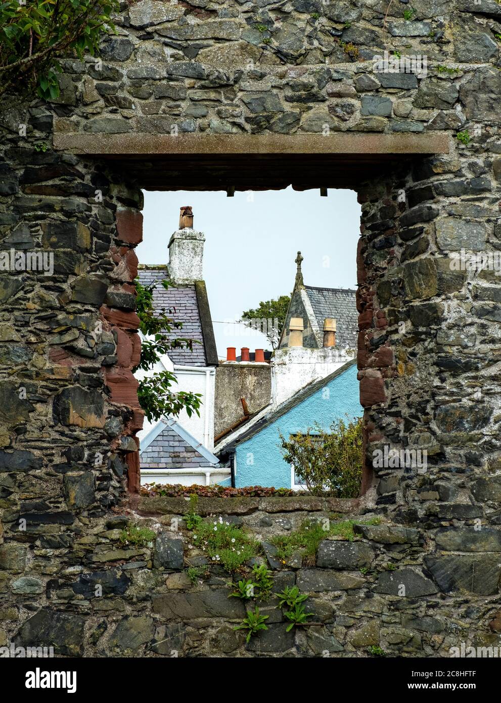 Dächer durch ein Fenster des verwüstenden St Andrew's Kirk in Portpatrick. Stockfoto