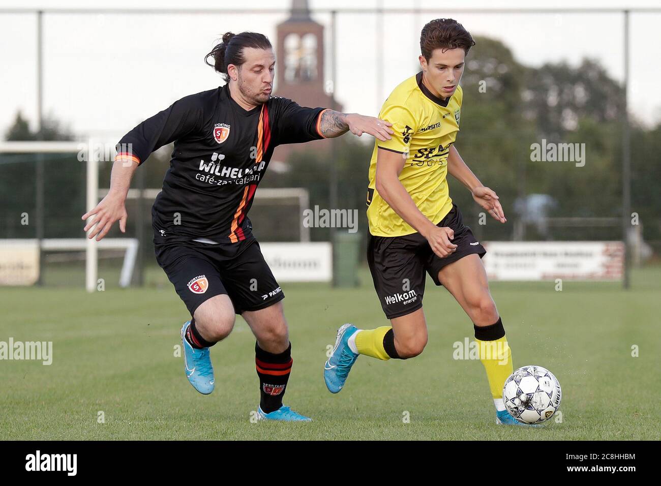 SWOLGEN, NIEDERLANDE - JULI 21: Matias Navarro von Sporting ST und Simon Janssen von VVV Venlo beim Vorsaison-Spiel Sporting ST gegen VVV Venlo am 21. Juli 2020 in Swolgen, Niederlande. Stockfoto