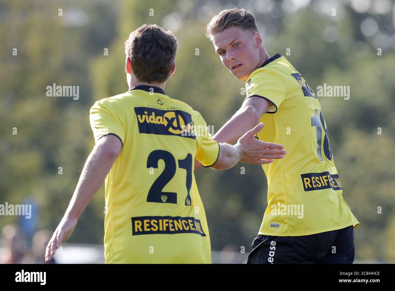 SWOLGEN, NIEDERLANDE - JULI 21: : Evert Linthorst vom VVV Venlo und Stan van Dijck vom VVV Venlo feierten ein Tor, gesehen während des Vorsaison-Spiels Sporting ST gegen VVV Venlo am 21. Juli 2020 in Swolgen, Niederlande. Stockfoto