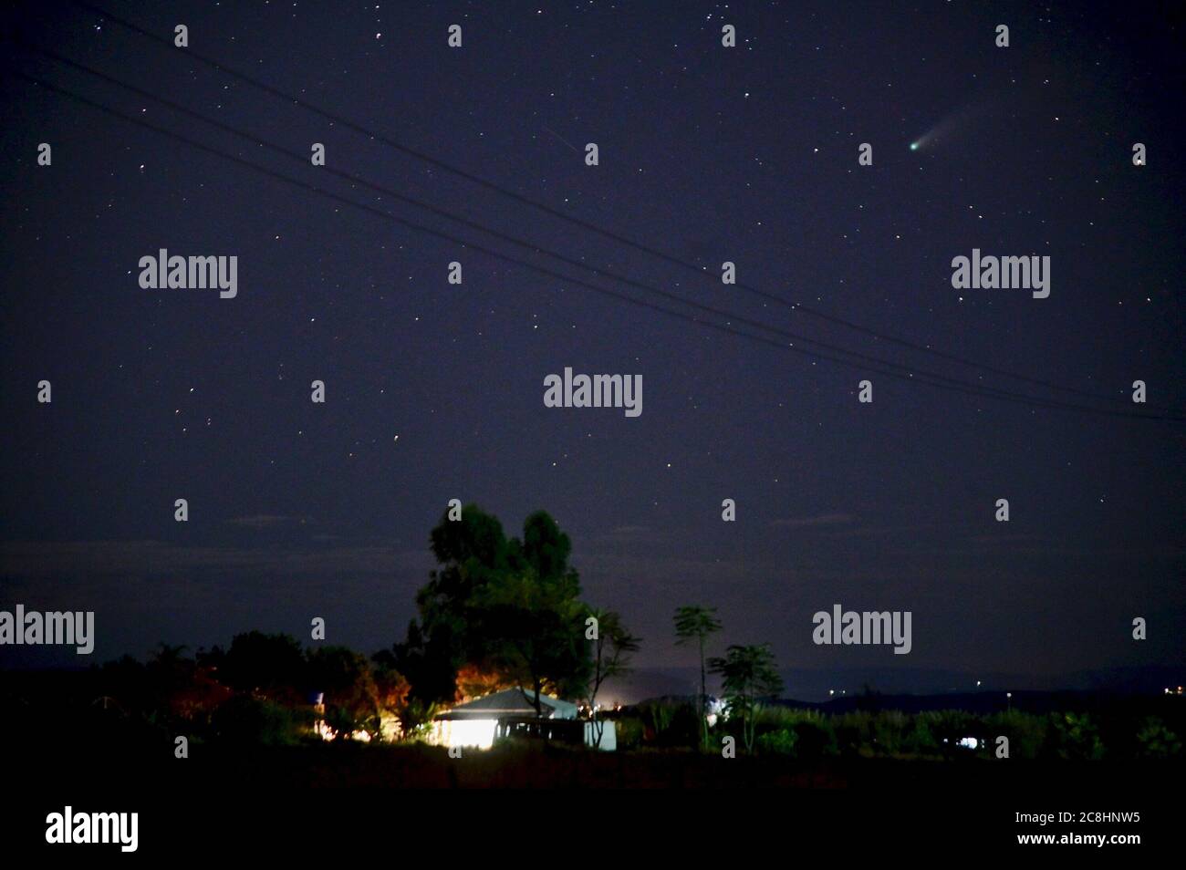 Brasília (DF), 24/07/2020 - Cometa / Clima - Vista do cometa C2020 F3 (Neowise) em Brasília no início da noite desta sexta-feira (24).. (Foto: Ruy Bar Stockfoto