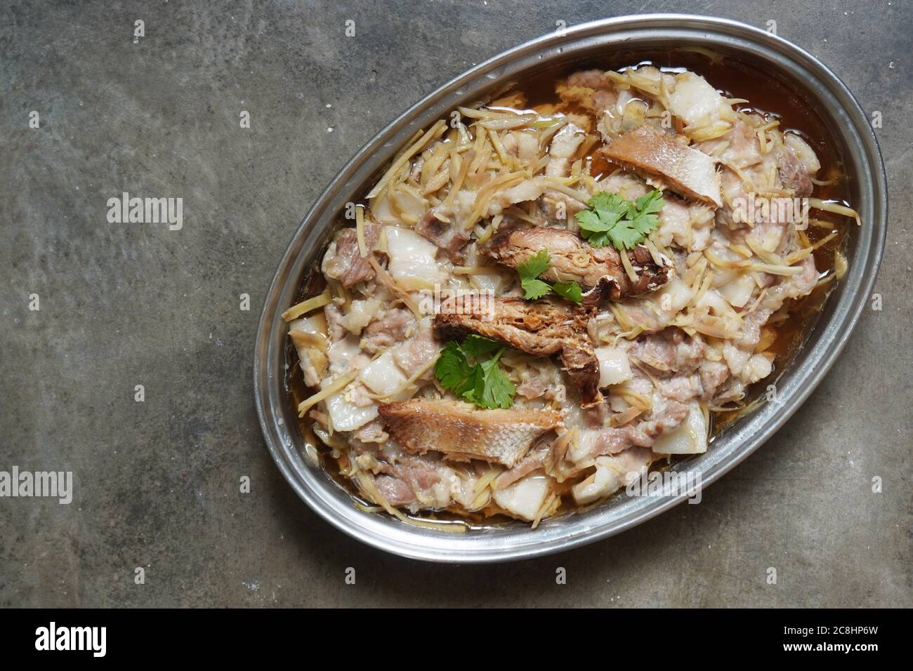 Traditionelle gedünstete Schweinefleischscheiben mit gesalzenem Fisch. Stockfoto