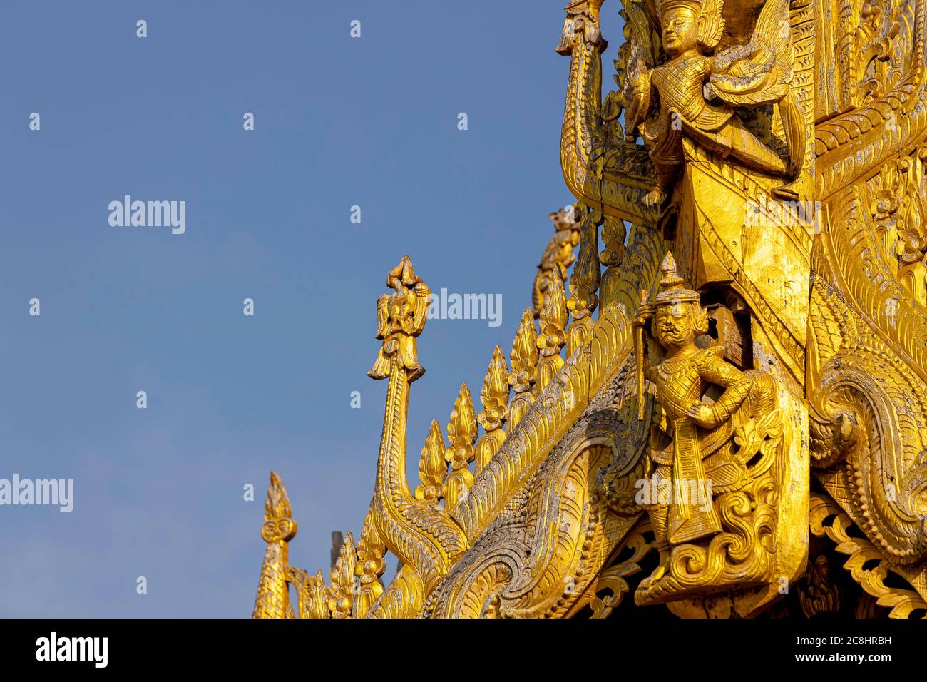 Holzschnitzerei, die burmesischen Kunststil hat, wird für die Dekoration des Kirchendachs verwendet. Stockfoto