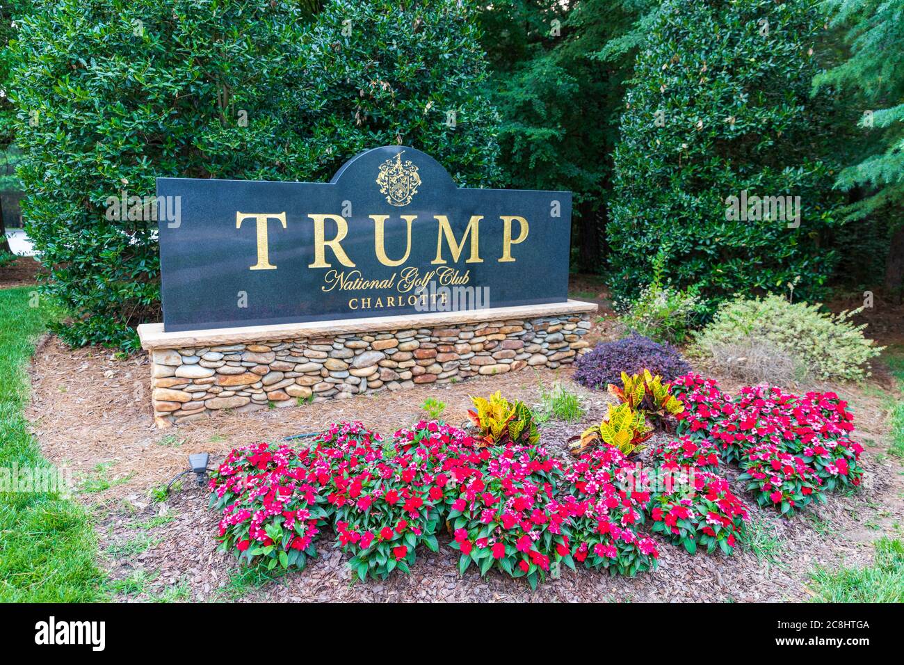 Mooresville, NC, USA: Einfahrtsschild zum Trump National Golf Club Charlotte. Stockfoto