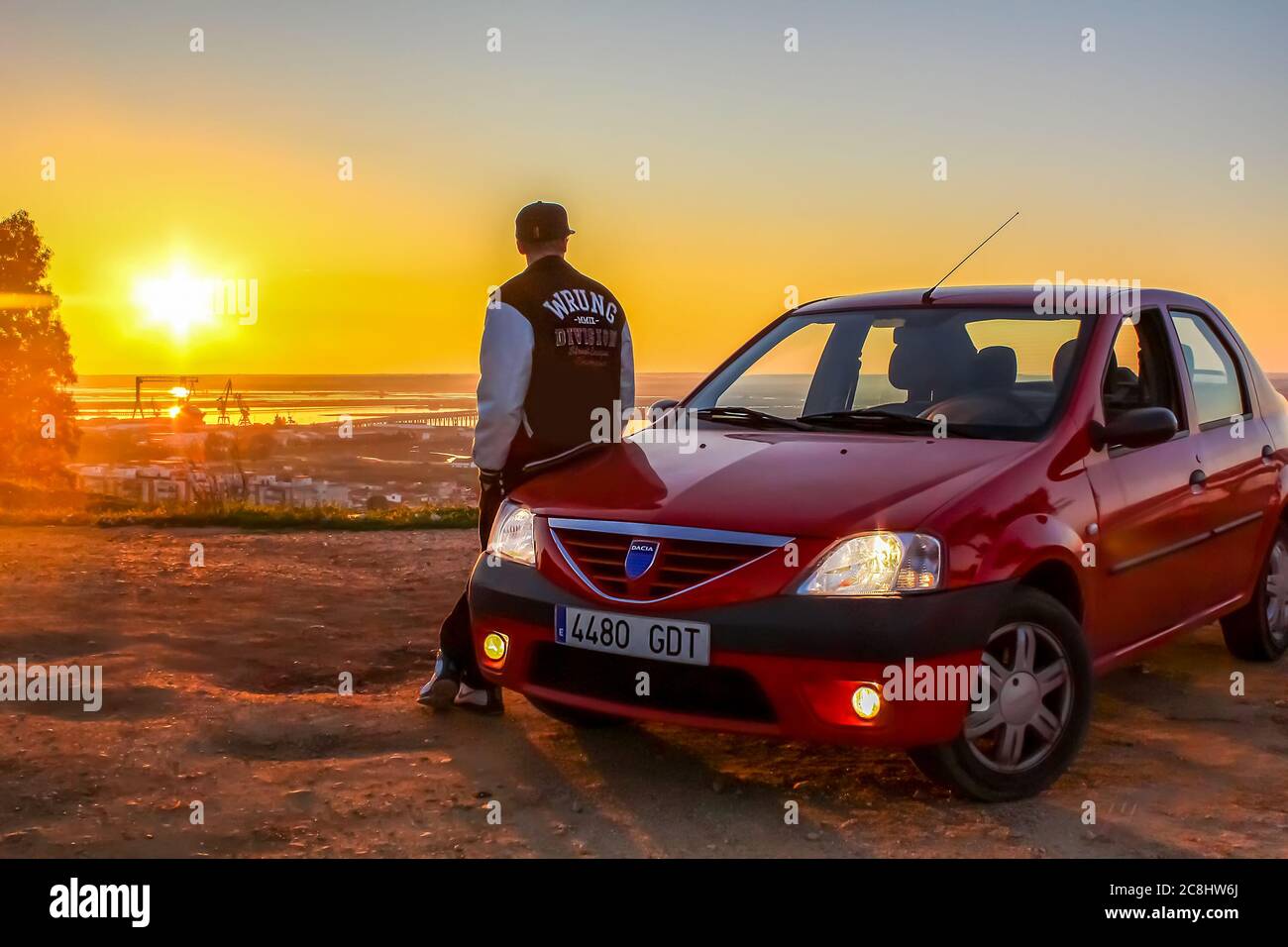 Huelva, Spanien - 23. Juli 2020: Blick auf einen roten Dacia Logan bei Sonnenuntergang Stockfoto
