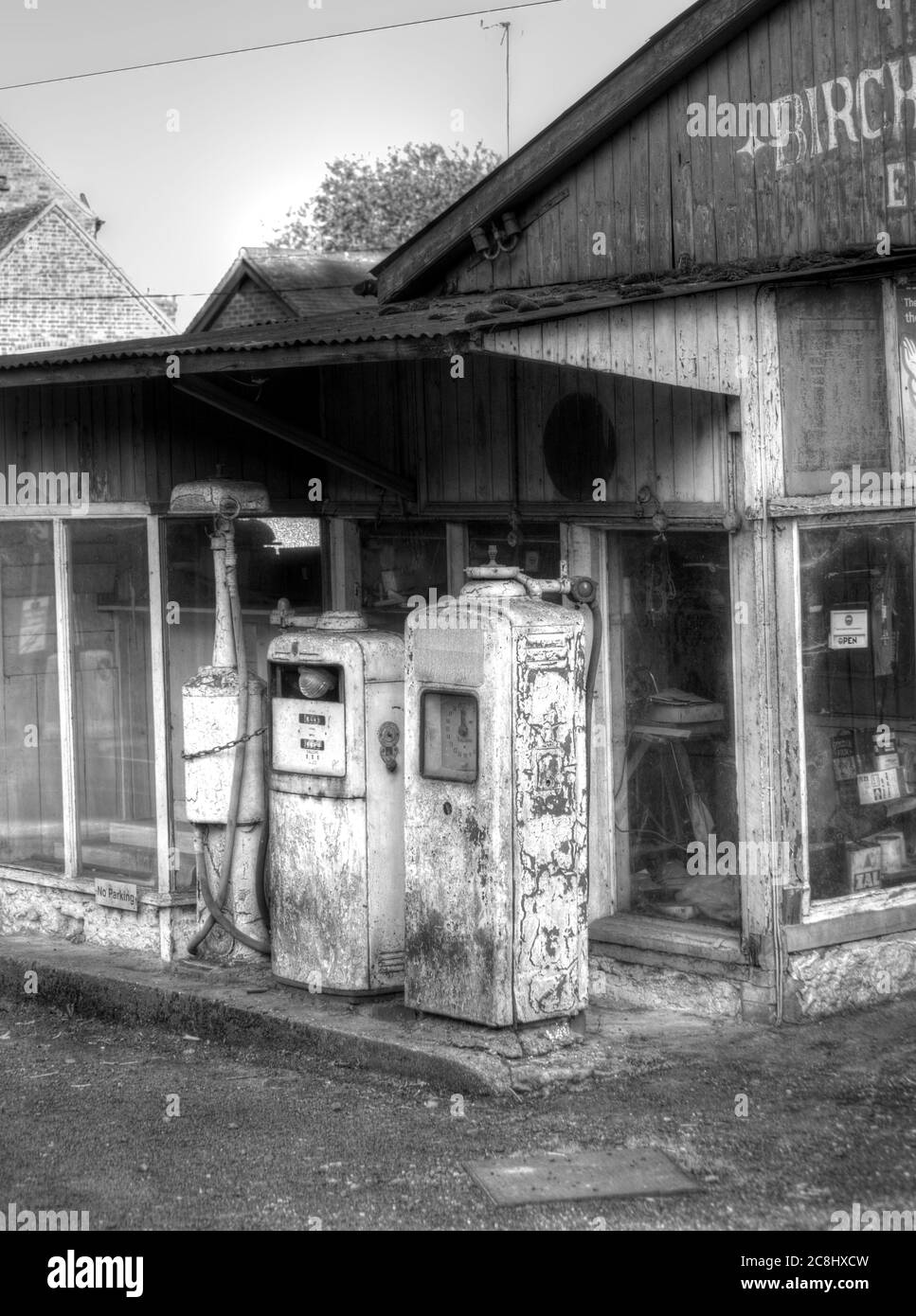 Antike, Vintage- oder Retro-Benzinpumpen. Rustikal, heruntergekommen, abgenutzt, verwittert. Alte Zeiten, Fahren, Kraftstoff, manuelle Pumpe, Pumpstation, Oldtimer Stockfoto