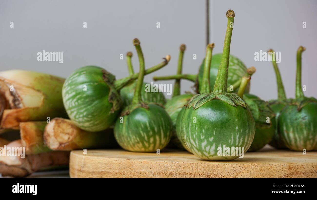 Nahaufnahme von kleinen Auberginen Stockfoto