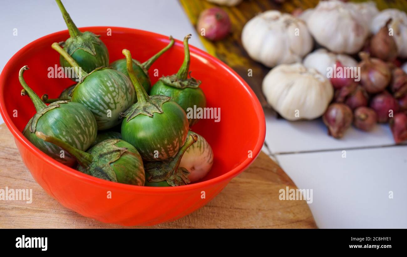 Nahaufnahme von kleinen Auberginen Stockfoto