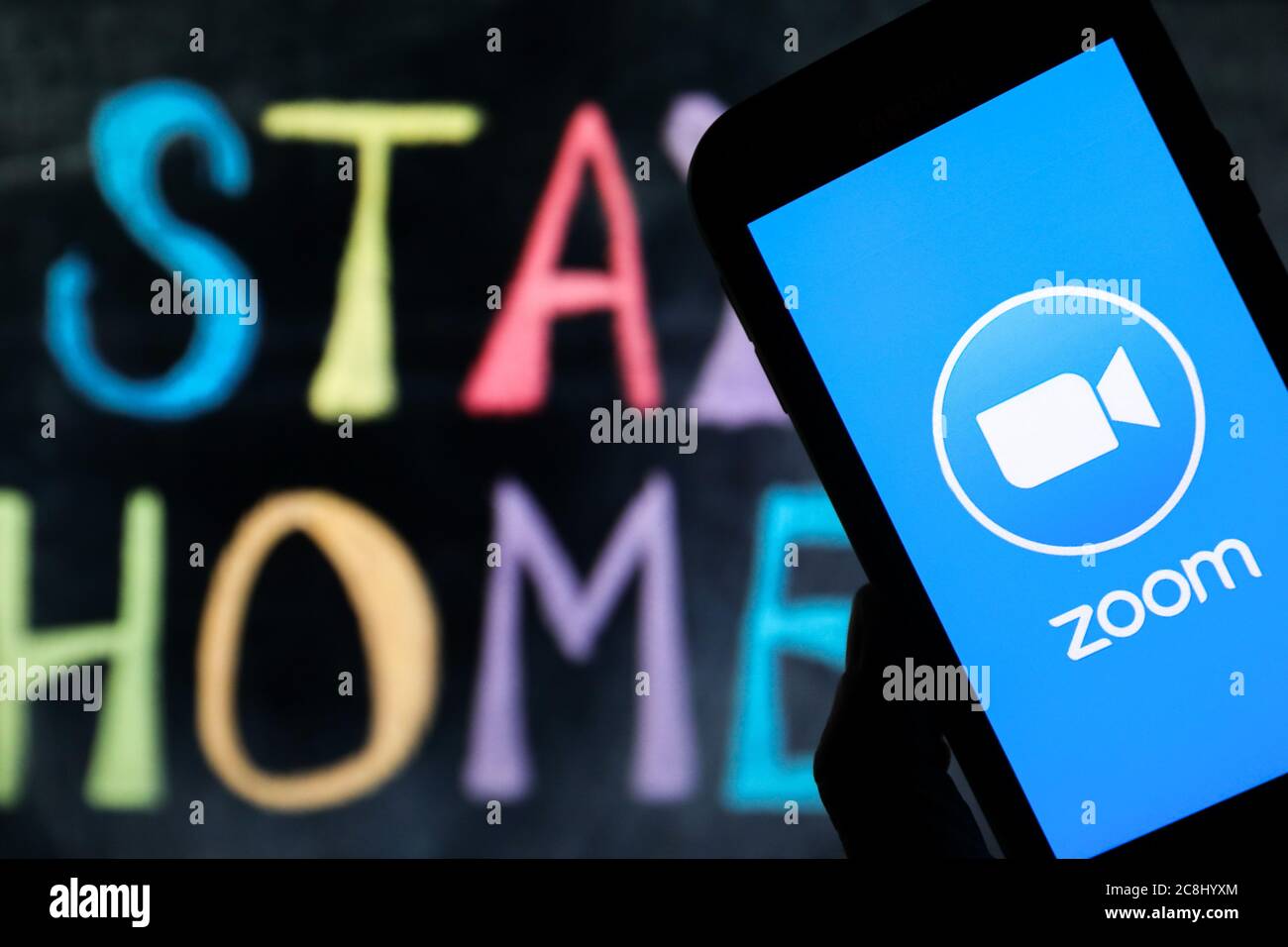 In dieser Abbildung wird ein auf einem Smartphone abgebildeten Logo der Zoom-App für Online-Kommunikatoren angezeigt. Stockfoto