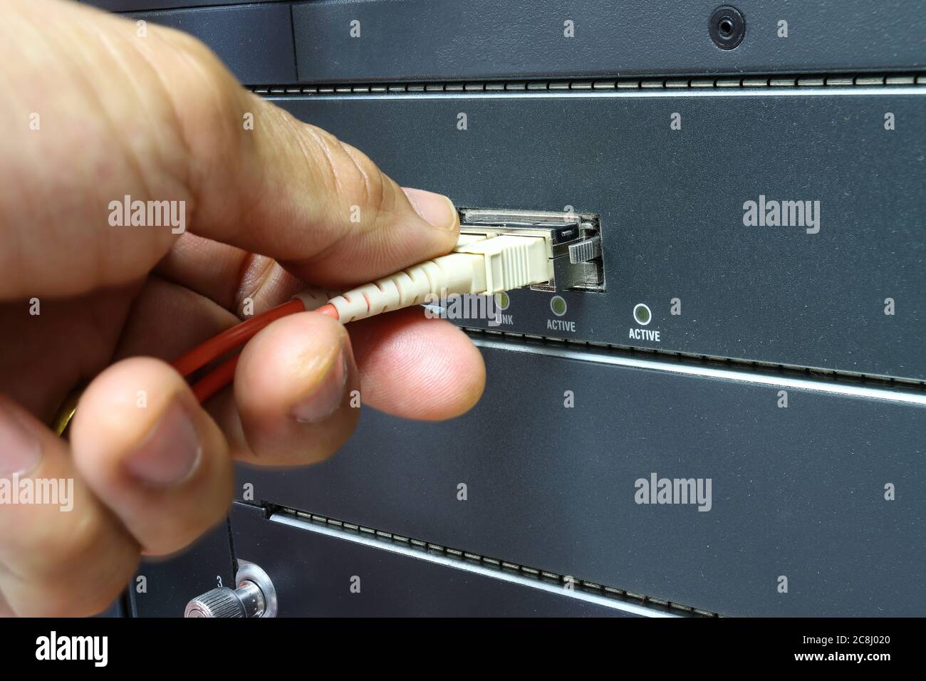 Techniker Connect Fibre-Channel-Kabel Netzwerk Port im Server Raum zu wechseln, Konzept internet Network Management Stockfoto