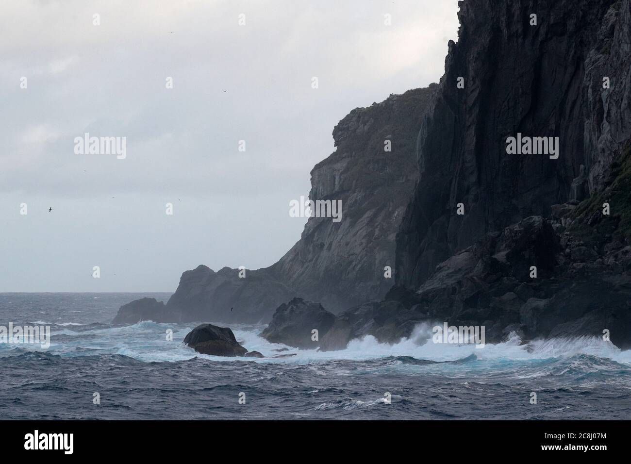 Wellen brechen auf Nightingale Island, Tristan Da Cunha Group, Südatlantik 13. April 2018 Stockfoto