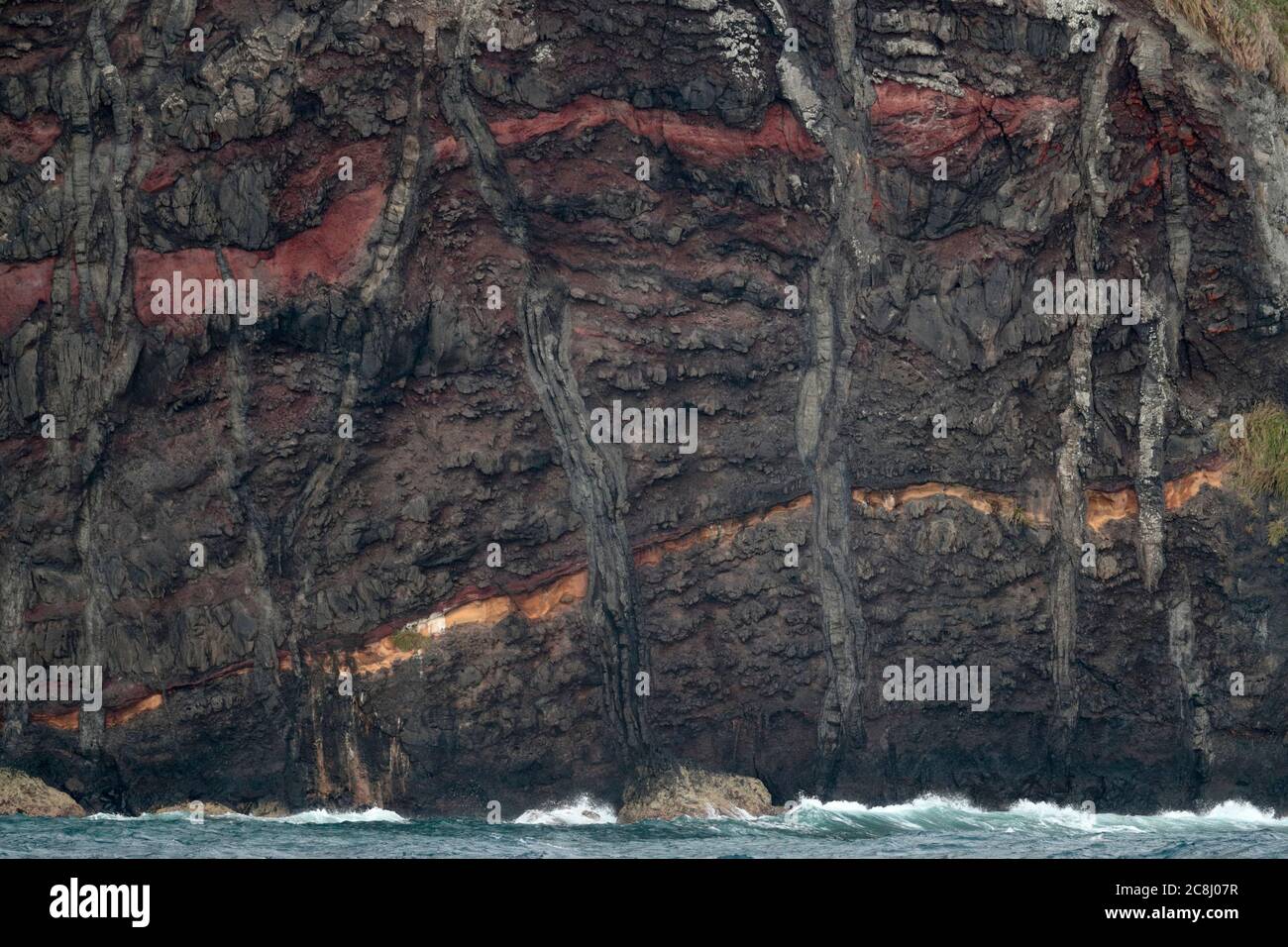 Vulkanische Gesteinsschichten, unzugängliche Insel, Tristan Da Cunha Gruppe, Südatlantik 13. April 2018 Stockfoto