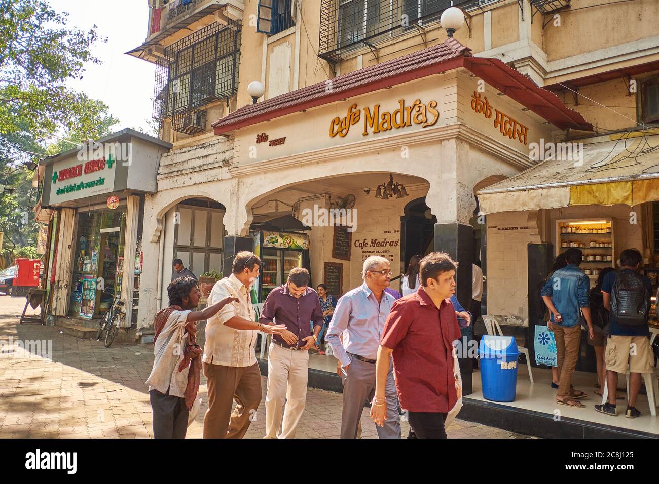 Das Café Madras, das um 1940 begann, ist zu einem ikonischen Ort im King's Circle, Dadar East für südindische Snacks geworden. Ihr Filterkaffee ist ikonisch. Stockfoto