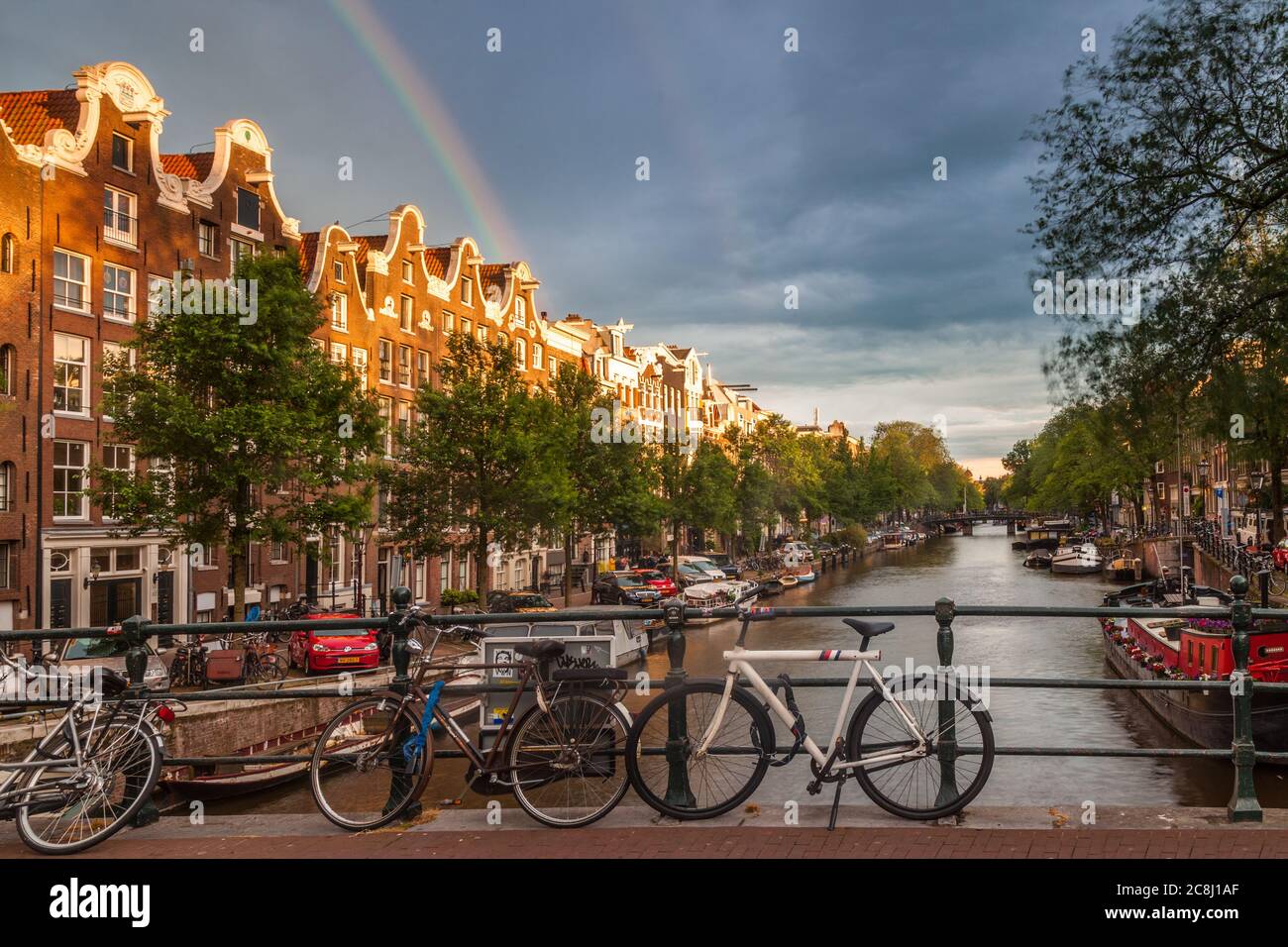 Regenbogen über Reihenhäuser in der Jordaan Gegend von Amsterdam Stockfoto