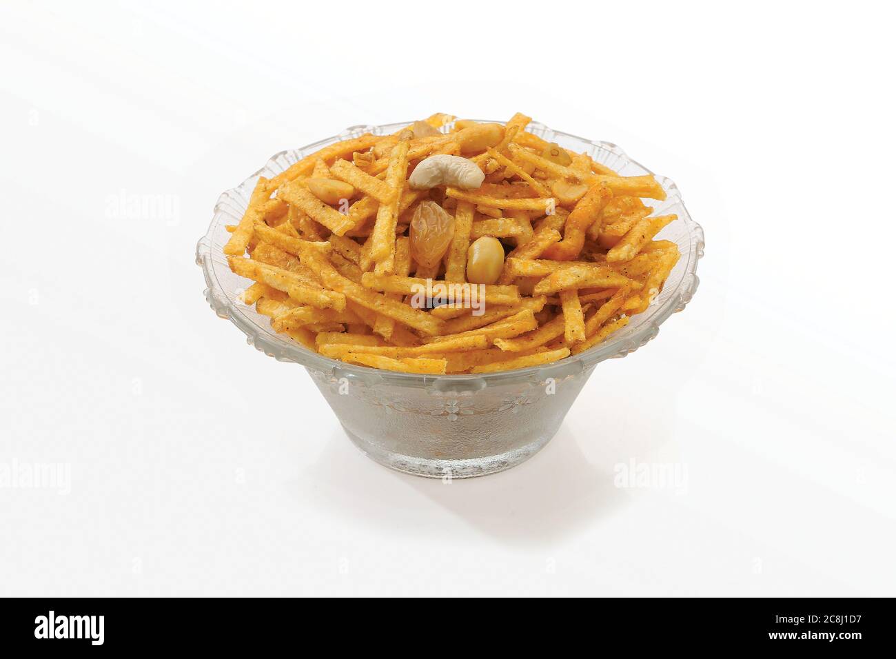Gebraten und würzig süß Farali chevdo, chivda, chewada ist ein sehr beliebter Gujarati Snack, weiße Schüssel auf weißem Hintergrund, Beutel Verpackung gemeinsame Straße sna Stockfoto