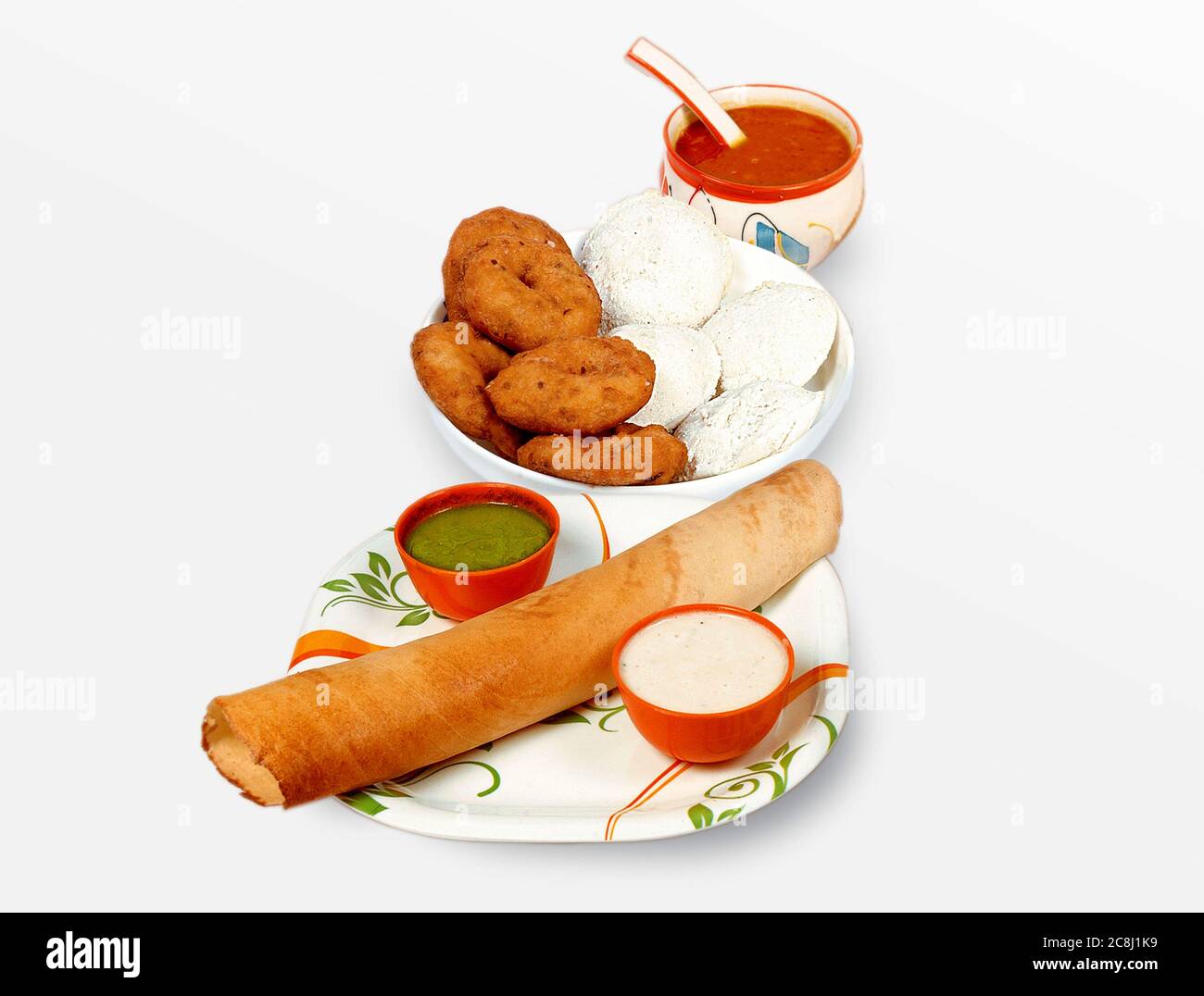 Gruppe von südindischen Lebensmitteln wie Paper Masala Dosa (dhosa), Idli oder Idly, Wada oder vada (Medu Vada), sambhar, sambar und Kokos-Chutney, weiß backgrou Stockfoto