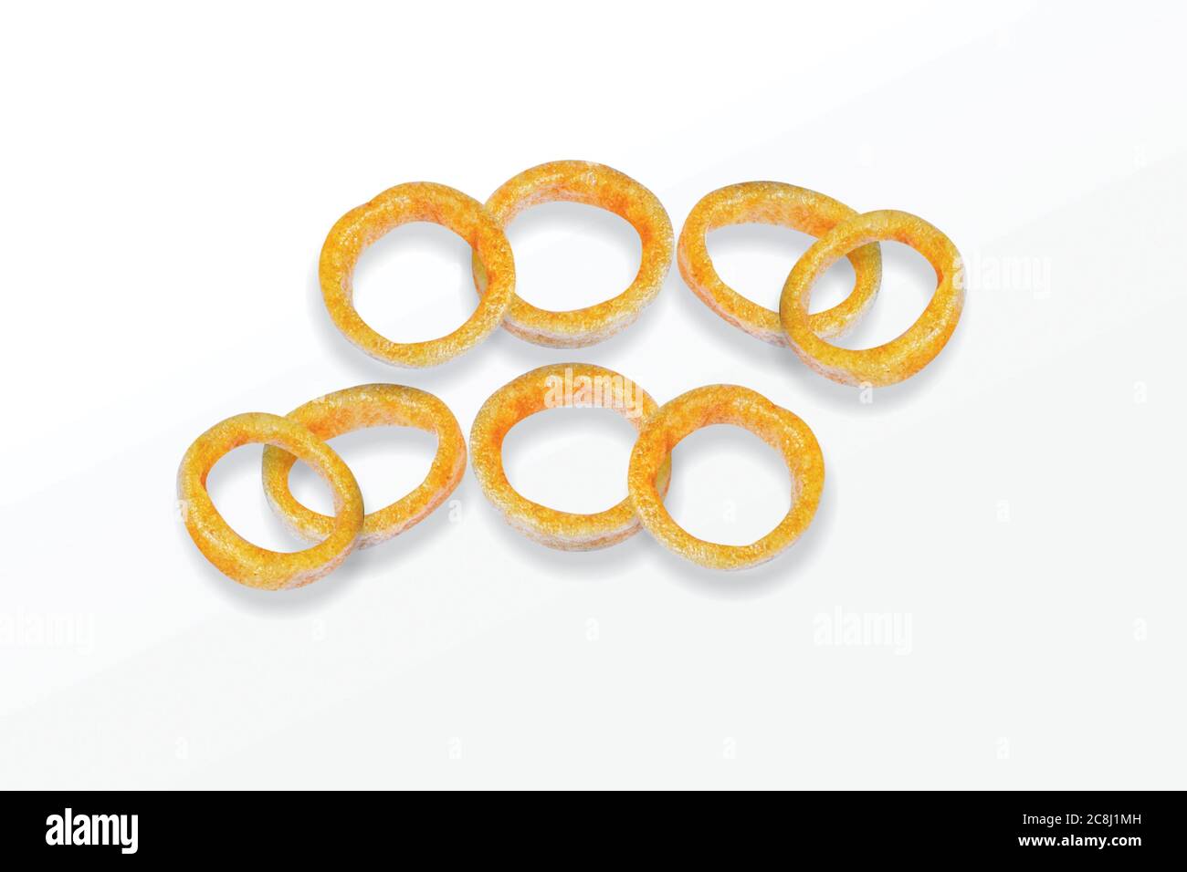 Würzige Maisringe Snack, Fryum Zwiebelringe, Haufen von knusprigen Maisring, Sahne & Zwiebel Snack, Mini-Ring (Fryums - Frymus) isoliert auf weißem Hintergrund, SW Stockfoto