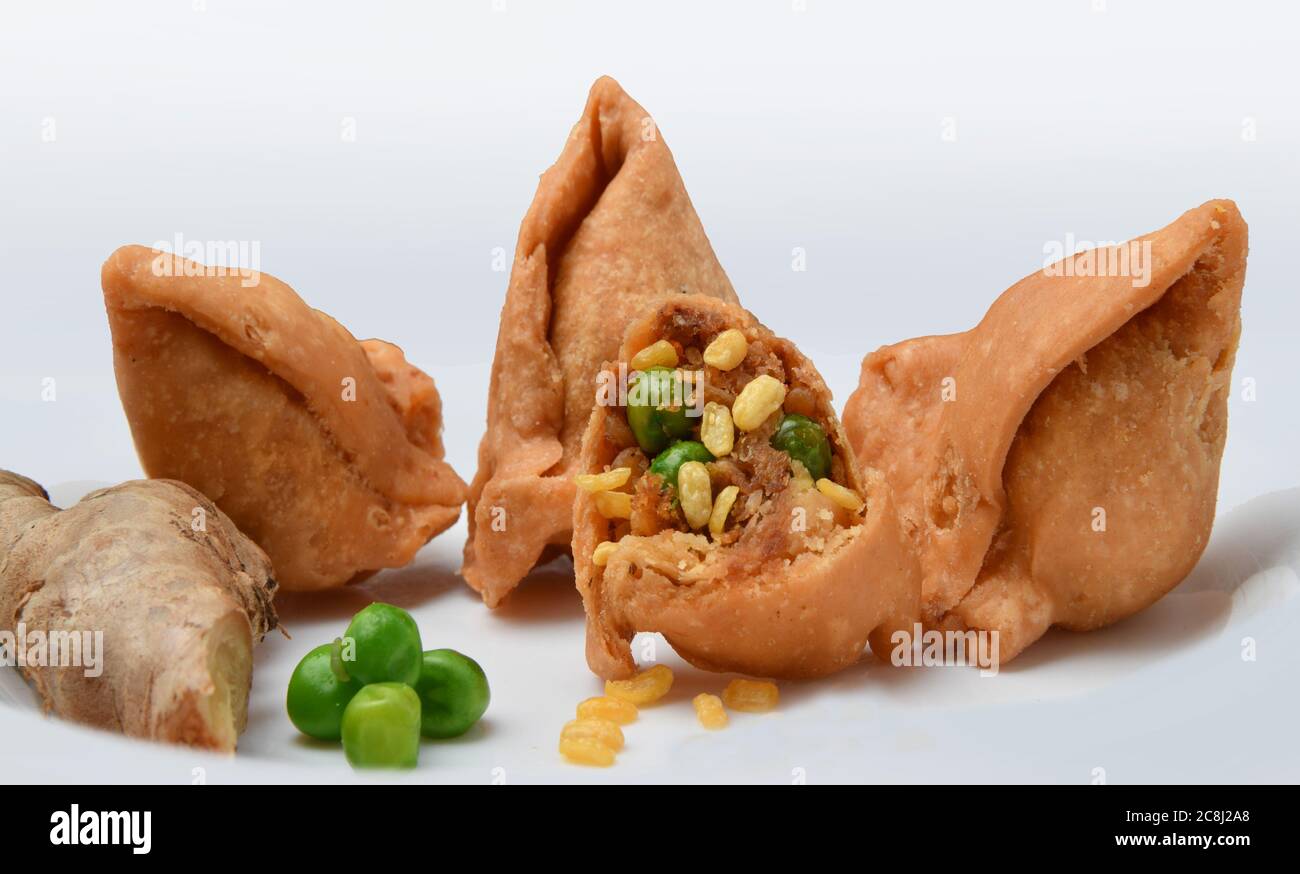 Vegetarische samsa oder Samosas (Samosa). Indische spezielle traditionelle Street Food, punjabi Samosa oder Coxinha, Croquete und andere gebratene brasilianische Snacks. - Stockfoto