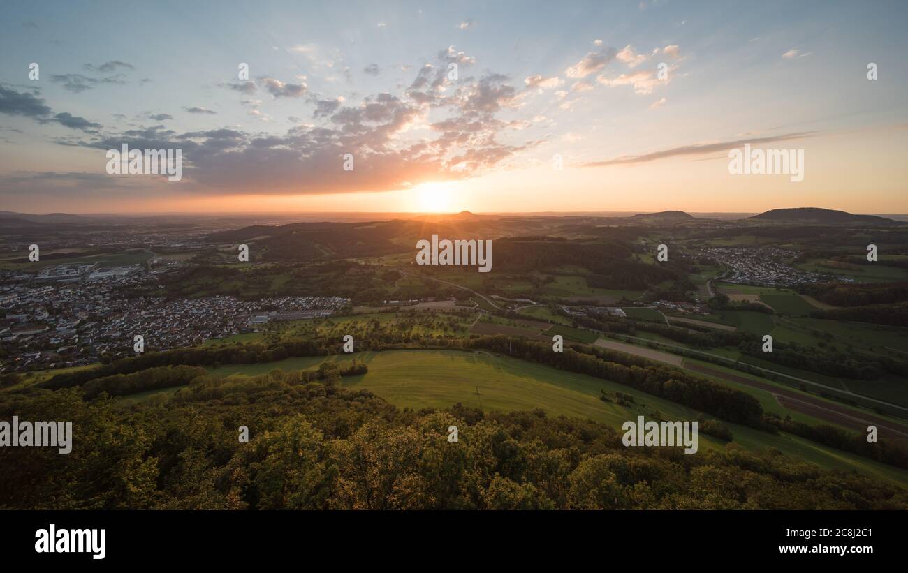 Landschaft am Abend auf der schwäbischen alb in Deutschland, Blick vom Aussichtspunkt Messelstein bei göppingen. Stockfoto