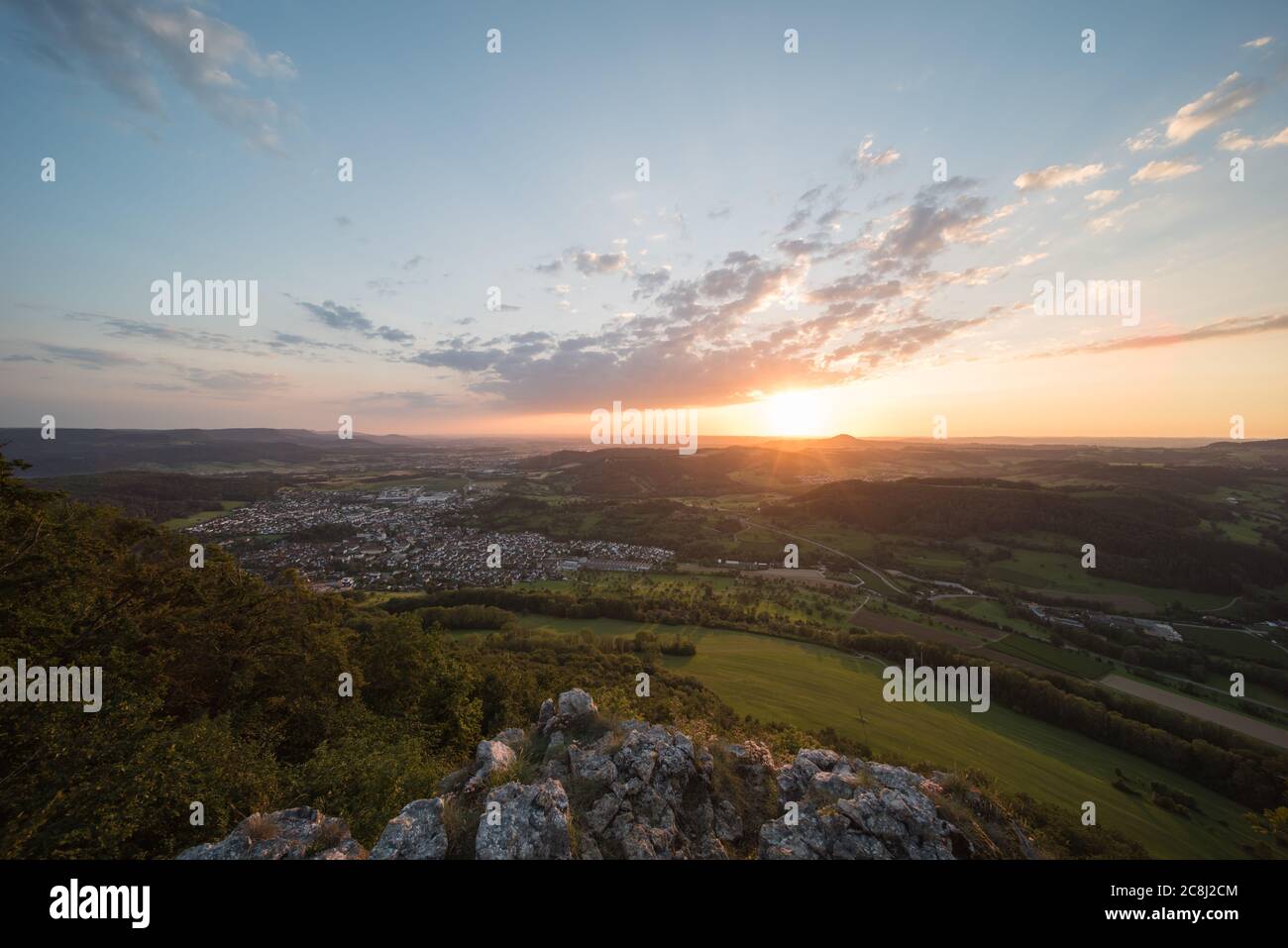 Landschaft am Abend auf der schwäbischen alb in Deutschland, Blick vom Aussichtspunkt Messelstein bei göppingen. Stockfoto