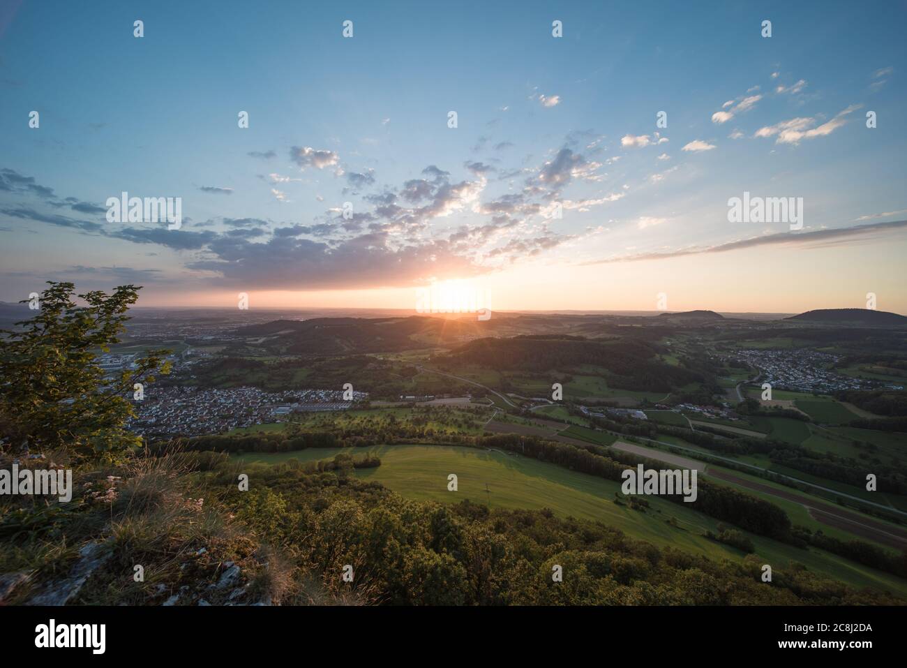 Landschaft am Abend auf der schwäbischen alb in Deutschland, Blick vom Aussichtspunkt Messelstein bei göppingen. Stockfoto