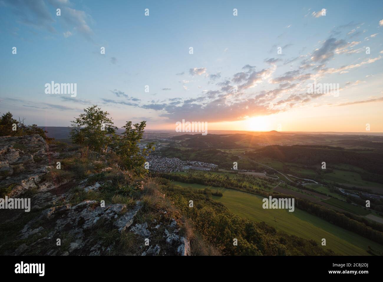 Landschaft am Abend auf der schwäbischen alb in Deutschland, Blick vom Aussichtspunkt Messelstein bei göppingen. Stockfoto