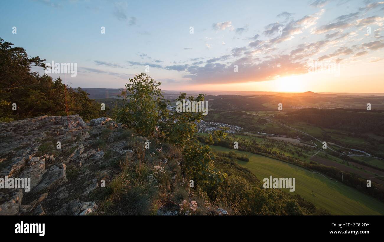 Landschaft am Abend auf der schwäbischen alb in Deutschland, Blick vom Aussichtspunkt Messelstein bei göppingen. Stockfoto