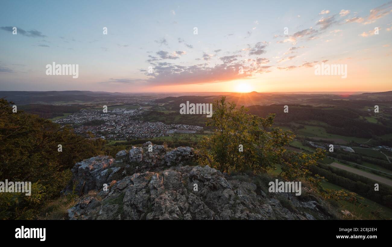 Landschaft am Abend auf der schwäbischen alb in Deutschland, Blick vom Aussichtspunkt Messelstein bei göppingen. Stockfoto