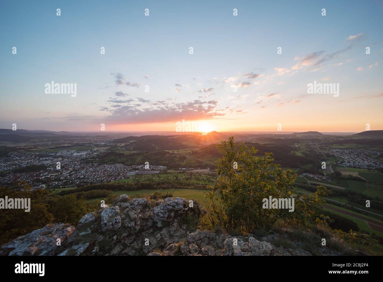 Landschaft am Abend auf der schwäbischen alb in Deutschland, Blick vom Aussichtspunkt Messelstein bei göppingen. Stockfoto