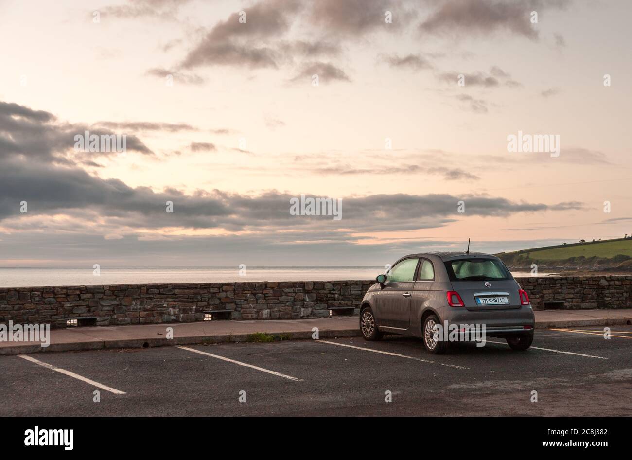 Fountainstown, Cork, Irland. Juli 2020. Ein eineinbahniges Auto, das vor Sonnenaufgang in Fountainstown, Co. Cork, Irland, an der Strandpromenade geparkt wurde. Wetter für das Wochenende leichter Regen und Nieselregen wird klar, um einige helle Zauber mit maximalen Temperaturen von 16 bis 19 Grad zu geben. - Credit; David Creedon / Alamy Live News Stockfoto