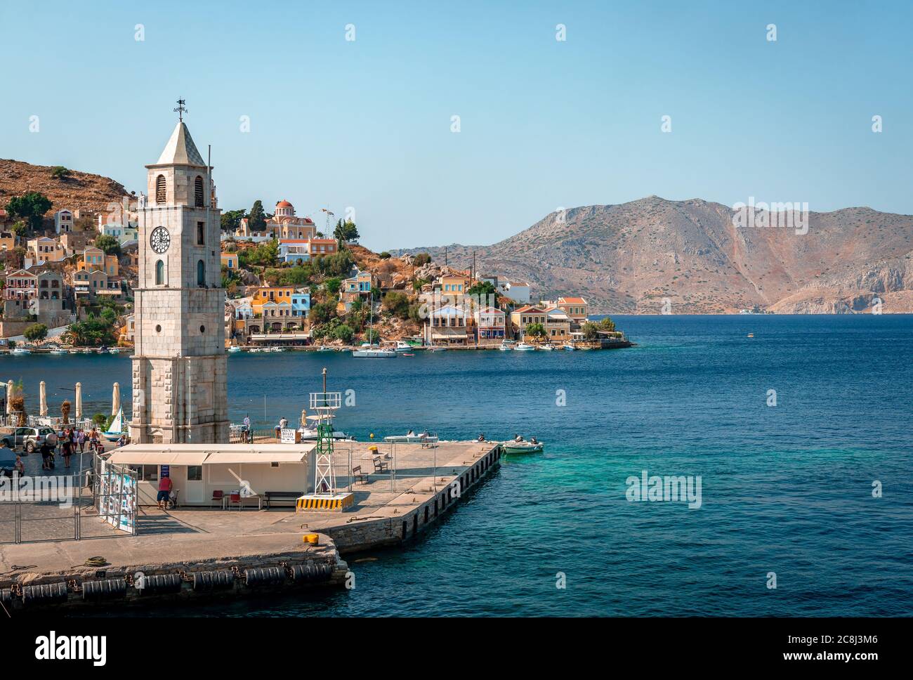 Der Uhrenturm und der Eingang zum Hafen von Symi, einer winzigen Insel der Dodekanes, in Griechenland. Stockfoto