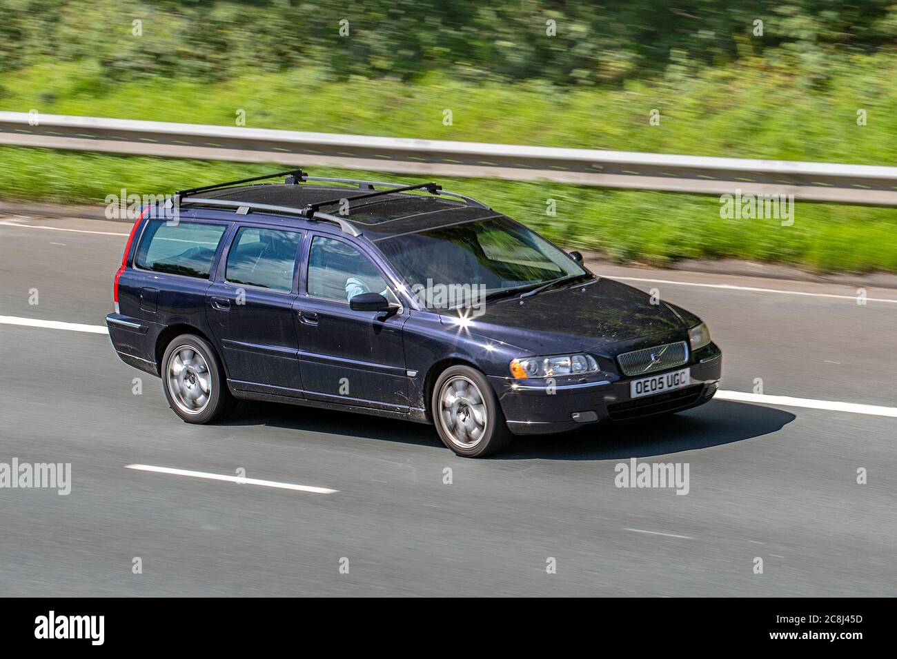 2005 blauer Volvo V70 D5 SE E4; Fahrzeuge, die Fahrzeuge bewegen, Autos, die Fahrzeuge auf britischen Straßen fahren, Motoren, auf der Autobahn M6 fahren. Stockfoto