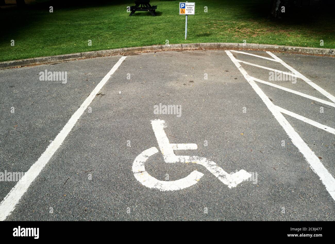 Parkplatz für eine behinderte Person reserviert. Stockfoto